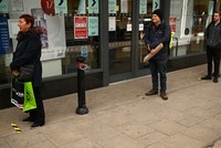 Người dân xếp hàng ngoài một hiệu thuốc tại thủ đô London hôm 30/3. Ảnh: AFP.