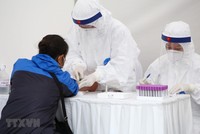 Nhân viên y tế lấy mẫu xét nghiệm nhanh COVID-19 cho người dân. Ảnh: Minh Quyết – TTXVN.