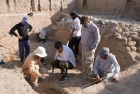 Nhóm chuyên gia tiến hành khai quật đền thờ cổ ở Girsu. Ảnh: Ancient Origins.