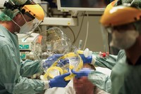 Nhân viên y tế điều trị cho bệnh nhân nhiễm COVID-19 tại bệnh viện ở Brussels, Bỉ, ngày 27/3/2020. (Ảnh: AFP/TTXVN).