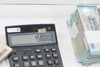 Nhà băng “thắt lưng buộc bụng” để hỗ trợ khách hàng