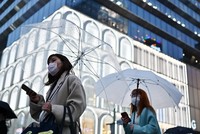 Người dân đeo khẩu trang để phòng tránh lây nhiễm COVID-19 tại Tokyo, Nhật Bản. (Ảnh: AFP/TTXVN).
