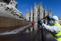 Nhân viên vệ sinh Italy phun khử trùng quảng trường Piazza ở Milan ngày 31/3. Ảnh: AFP.