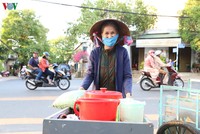 Nhiều người bán hàng rong được nhận gạo từ các nhà hảo tâm. 