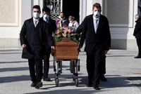 Nhóm người khiêng linh cữu đeo khẩu trang tại đám tang của một phụ nữ chết do nCoV ở Seriate. Italy, hôm 28/3. Ảnh: Reuters. 