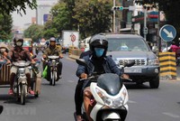 Người dân đeo khẩu trang phòng dịch COVID-19 tại Phnom Penh, Campuchia ngày 25/3/2020. (Ảnh: THX/TTXVN).