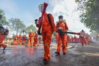 Thế giới ghi nhận hơn 100.000 người mắc bệnh COVID-19 trong một ngày. (Ảnh: THX/TTXVN.