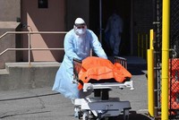 Nhân viên y tế tại Mỹ vận chuyển một thi thể bệnh nhân tử vong vì dịch COVID-19. (Ảnh: The Independent).