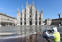 Nhân viên y tế Italy khử khuẩn nơi công cộng. (Ảnh: CNBC).