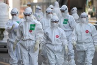 Nhân viên y tế làm nhiệm vụ tại bệnh viện Dongsan, thành phố Daegu, Hàn Quốc ngày 29/3/2020. (Ảnh: Yonhap/TTXVN).