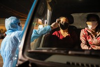 Nhân viên y tế đo thân nhiệt, khai báo y tế các xe vào TP HCM.