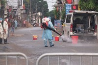 Phun khử khuẩn lối vào thôn Hạ Lôi. 