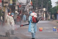 Lực lượng chức năng phun khử khuẩn. (Ảnh: Phạm Hùng/TTXVN phát).