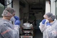 Hai nhân viên y tế chuẩn bị chăm sóc một bệnh nhân nhiễm nCoV tại bệnh viện Laennec ở Saint-Herblain, phía tây Pháp, ngày 7/4. Ảnh: AFP.