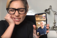 Chỉ vài phút gọi facetime, Lady Gaga huy động được 10 triệu USD tài trợ từ CEO Tim Cook