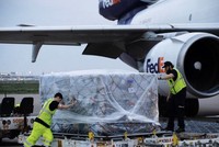Hình ảnh bốc xếp hàng của hãng FedEx. (Nguồn: twitter.com/realDonaldTrump)