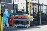 Nhân viên y tế chuyển thi thể bệnh nhân COVID-19 tại bệnh viện Wyckoff ở New York, Mỹ ngày 4/4/2020. (Nguồn: AFP/TTXVN).