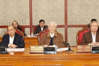 Tại cuộc họp của Bộ Chính trị ngày 20/3, Tổng Bí thư, Chủ tịch nước Nguyễn Phú Trọng thống nhất với nhiều ý kiến phát biểu tại cuộc họp. Theo đó: Cùng với chống dịch, cần có kế hoạch phục hồi sản xuất, kinh doanh và bảo đảm đời sống sinh hoạt bình thường của nhân dân. Ảnh: TTXVN.