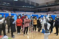 Robot Cloud Ginger hướng dẫn các bệnh nhân vận động tại bệnh viện Vũ Hán, Trung Quốc. (Nguồn: CloudMinds).