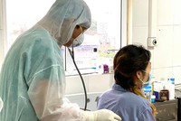 Bệnh nhân 50 được bác sĩ kiểm tra sức khỏe, ngày 9/4. Ảnh do bệnh viện cung cấp.