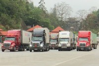 Tình trạng ùn tắc vẫn tiếp diễn tại cửa khẩu biên giới ở Lạng Sơn. (Ảnh: Quang Duy/TTXVN).