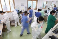 Nhân viên y tế làm nhiệm vụ tại một bệnh viện ở Daegu, Hàn Quốc ngày 9/4/2020. (Ảnh: Yonhap/TTXVN).