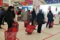 Xếp hàng giãn cách theo vạch kẻ trước quầy thanh toán tại một siêu thị ở thủ đô Moskva (Nga).