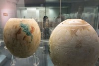 Trứng đà điểu trang trí trưng bài tại Bảo tàng Anh, London. Ảnh: CNN.