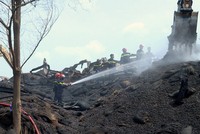 Cảnh sát liên tục đào bới, xịt nước ở kho hạt điều tránh bùng cháy trở lại.