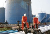 Nguồn cung xăng dầu trên thị trường đang dư thừa.