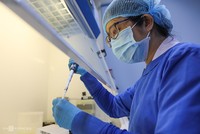 Bác sĩ Bệnh viện Nhiệt đới TP HCM xét nghiệm mẫu bệnh phẩm của những người bị cách ly, nghi nhiễm nCoV.