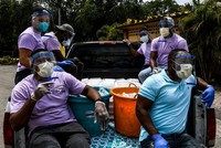 Tình nguyện viên phát thực phẩm cho người khó khăn tại bang Florida, Mỹ, hôm 11/4. Ảnh: AFP.