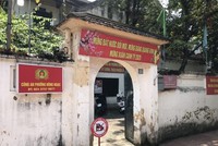 Trụ sở Công an phường Đông Ngạc chính thức được dỡ bỏ lệnh cách ly y tế. (Ảnh: PV/Vietnam+).