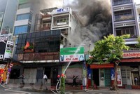 Lực lượng chức năng có mặt tại hiện trường để khống chế đám cháy. (Ảnh: TTXVN).