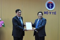 Đồng chí Sơn Minh Thắng trao quyết định cho đồng chí Đỗ Xuân Tuyên.