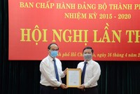 Bí thư Thành ủy Nguyễn Thiện Nhân trao quyết định cho ông Dương Anh Đức (Ảnh: TTBC TPHCM).