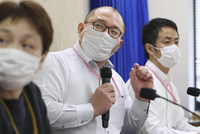 Giáo sư Hiroshi Nishiura (giữa) (Ảnh: Kyodo).