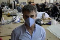 Nhà hát Argentina được biến đổi thành nơi may khẩu trang ở Buenos Aires, Argentina ngày 15/4. Ảnh: AFP.