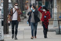 New York bắt buộc người dân phải đeo khẩu trang khi ra đường. (Ảnh: THX/TTXVN).