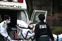 Nhân viên cấp cứu đưa một bệnh nhân khỏi xe cứu thương tại Trung tâm y tế Cobble Hill ở quận Brooklyn, thành phố New York, hôm 18/4. Ảnh: AFP.