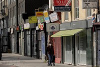 Trong ảnh: Các cửa hàng tại London, Anh, đóng cửa ngày 13/4/2020 trong bối cảnh dịch COVID-19 lan rộng. (Ảnh: THX/TTXVN).