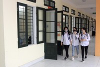 Học sinh trường THPT Lê Quý Đôn, thành phố Thái Bình đi học trở lại. (Ảnh: Thế Duyệt/TTXVN).