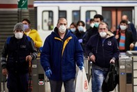 Công nhân Tây Ban Nha đi làm trong mùa dịch bệnh. (Ảnh: Getty).