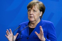 Thủ tướng Merkel họp báo tại Berlin hôm 20/4. Ảnh: Reuters.