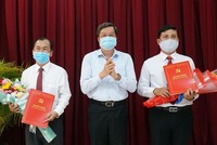 Phó Bí thư Thường trực Thành ủy, Chủ tịch HĐND thành phố Cần Thơ Phạm Văn Hiểu trao quyết định và chúc mừng các đồng chí Lê Văn Thành, Chiêm Quốc Tế.