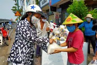 Hình ảnh lay động lòng người ngày hết giãn cách xã hội: Các em nhỏ Sài Gòn lễ phép phát thực phẩm cho người nghèo