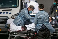 Nhân viên y tế chăm sóc cho bệnh nhân nhiễm nCoV bên ngoài một bệnh viện ở Bronx, New York. Ảnh: AFP.