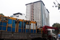 Một số thiết bị phục vụ phá dỡ giai đoạn 2 dự án 8B Lê Trực được đưa vào công trường chiều 23/4.