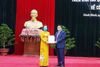 Ông Phạm Minh Chính, Trưởng Ban tổ chức Trung ương trao quyết định điều động, phân công bà Nguyễn Thị Thanh giữ chức Phó trưởng Ban tổ chức Trung ương.