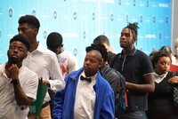 Người lao động xếp hàng chờ xin việc làm tại Washington, DC, Mỹ. (Ảnh: AFP/TTXVN).